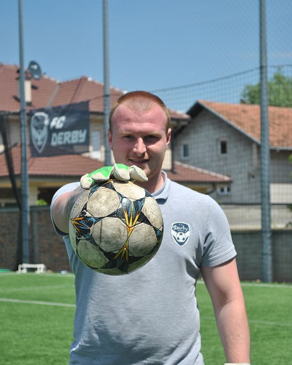 Trener Stefan Gligorijević sa loptom na terenu